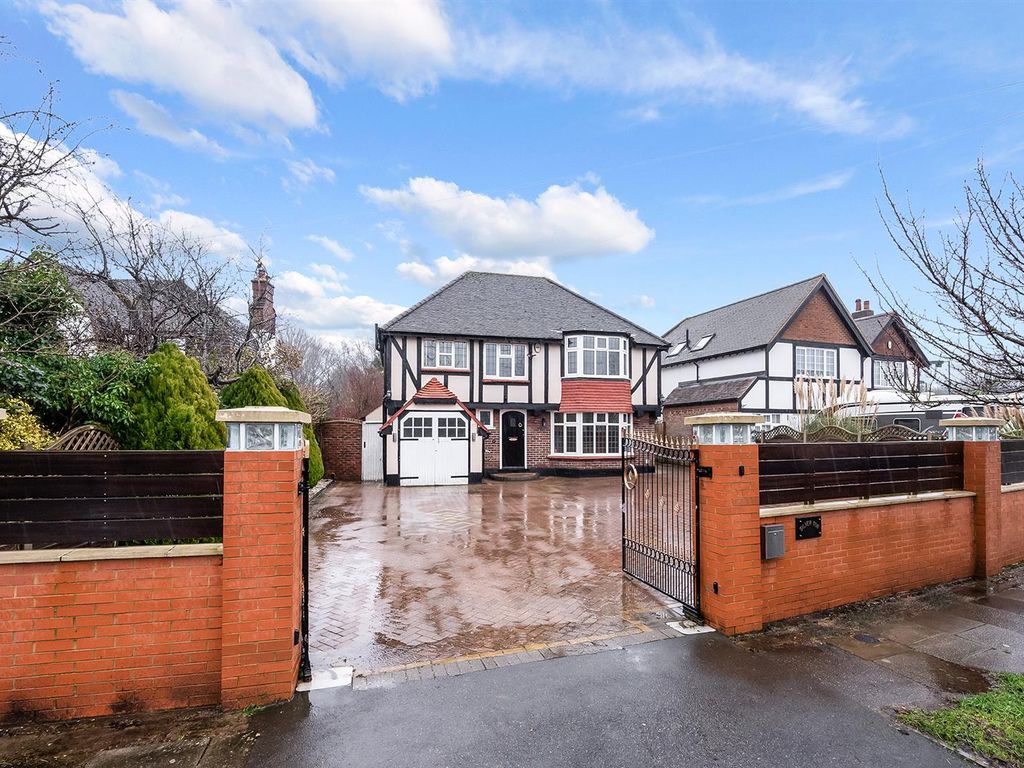 4 bed detached house for sale in Downs Wood, Epsom KT18, £1,000,000