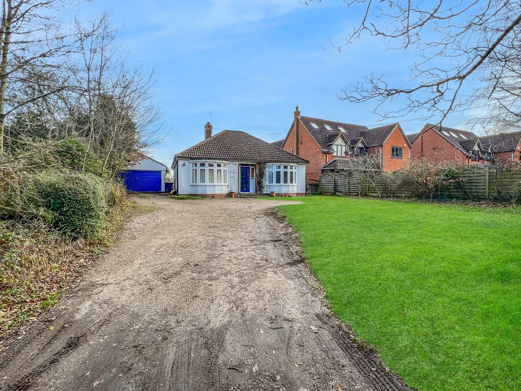 3 bed detached bungalow for sale in London Road, Black Notley