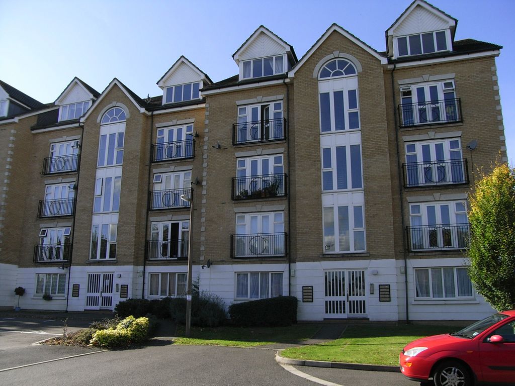2 bed flat to rent in Beverley Mews, Crawley RH10, £1,350 pcm Zoopla