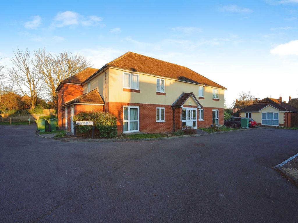 2 bed flat for sale in Oxford Road, Calne SN11, £160,000 Zoopla