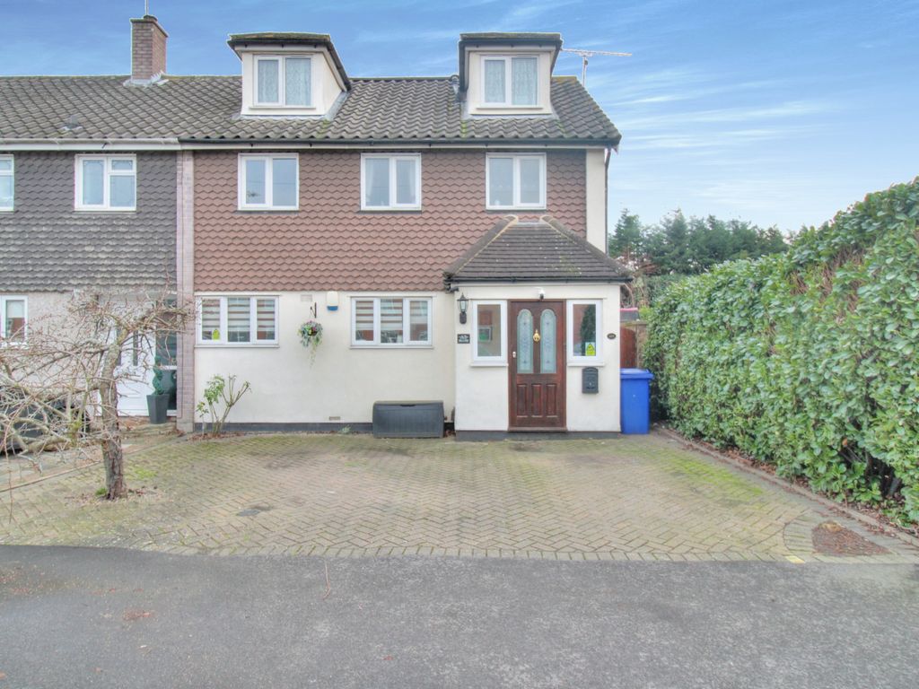 5 bed end terrace house for sale in Roseberry Gardens, Cranham