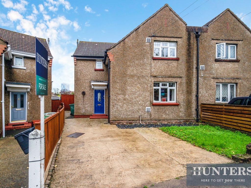 3 bed semidetached house for sale in Oldfields Road, North Cheam