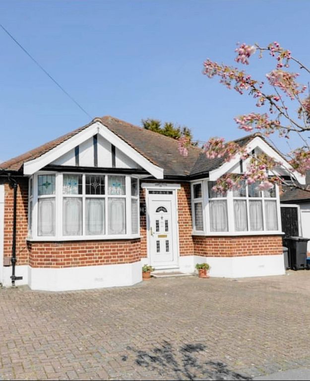 2 bed detached bungalow to rent in Oakleafe Gardens, Ilford IG6 Zoopla