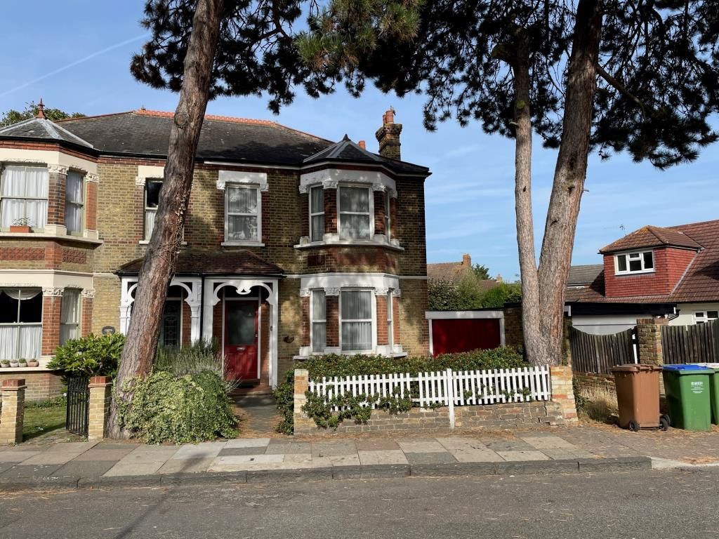 3 bed semidetached house for sale in West Heath Road, London SE2, £