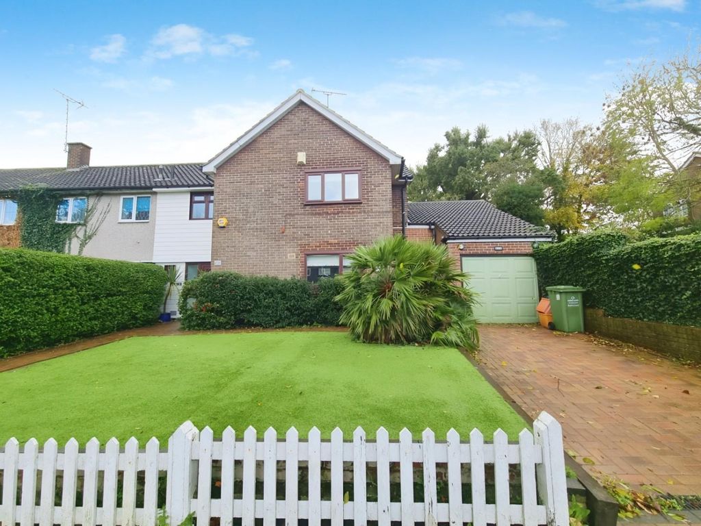 4 bed semidetached house for sale in Clay Hill Road, Basildon SS16, £