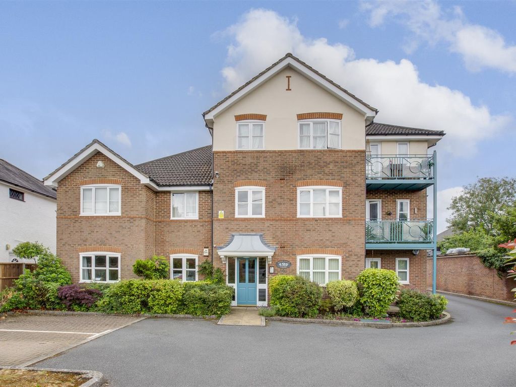 2 bed flat for sale in Penn Road, Hazlemere, High HP15, £