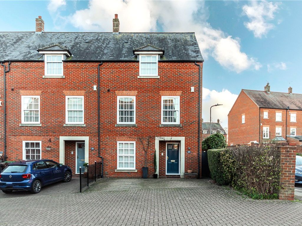 4 bed end terrace house for sale in Goldsmith Way, St. Albans