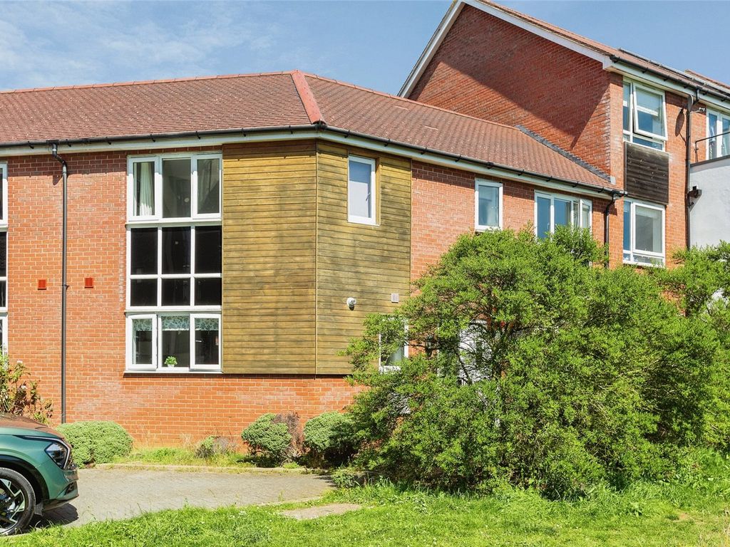 3 bed terraced house for sale in Stilton Close, Aylesbury HP19, £