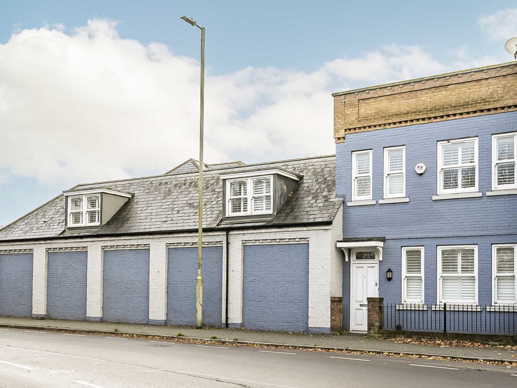 3 bed property to rent in Staines Road East, SunburyOnThames TW16, £