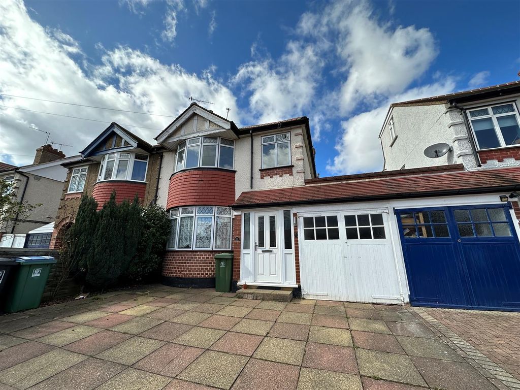 3 bed semidetached house to rent in Northfield Gardens, Watford WD24