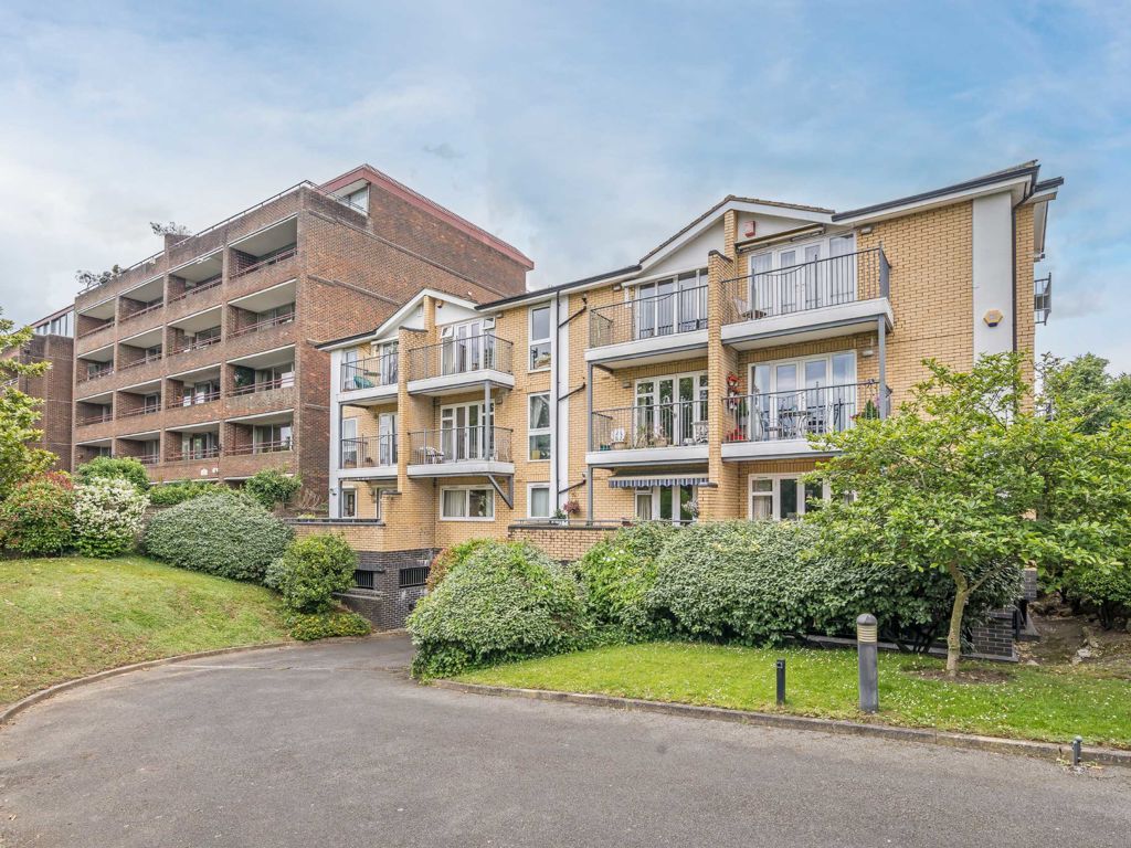 2 bed flat to rent in Portsmouth Road, Kingston Upon Thames KT1, £2,900