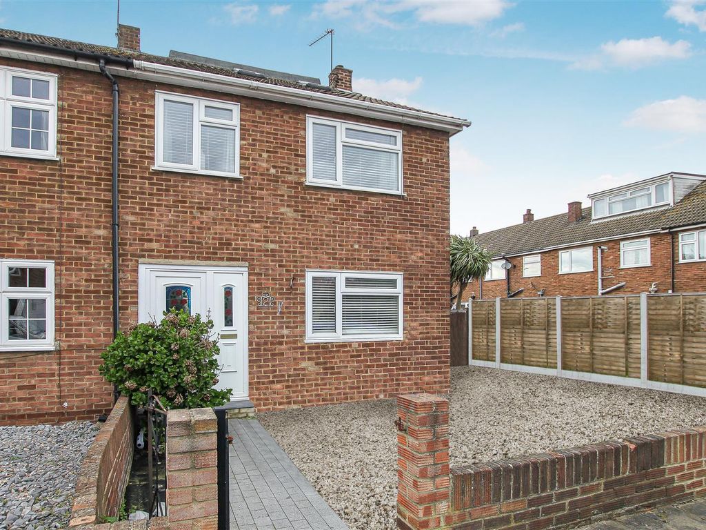 4 bed end terrace house for sale in St. Johns Close, Rainham RM13, £
