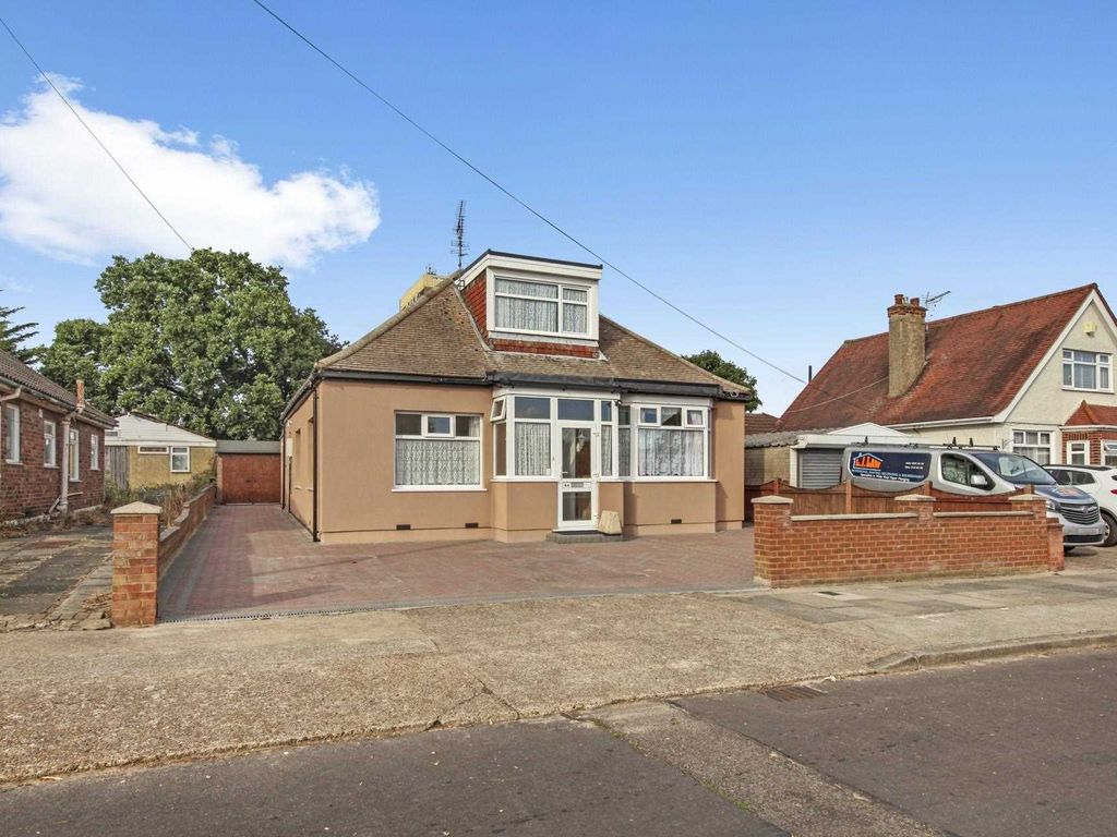 4 bed detached bungalow for sale in Coleridge Road, Romford RM3 Zoopla