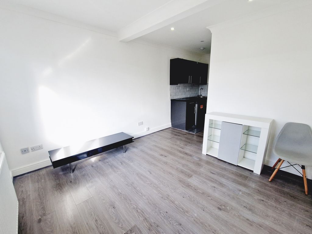 Studio to rent in 231 Thorold Road, Ilford IG1, £800 pcm Zoopla
