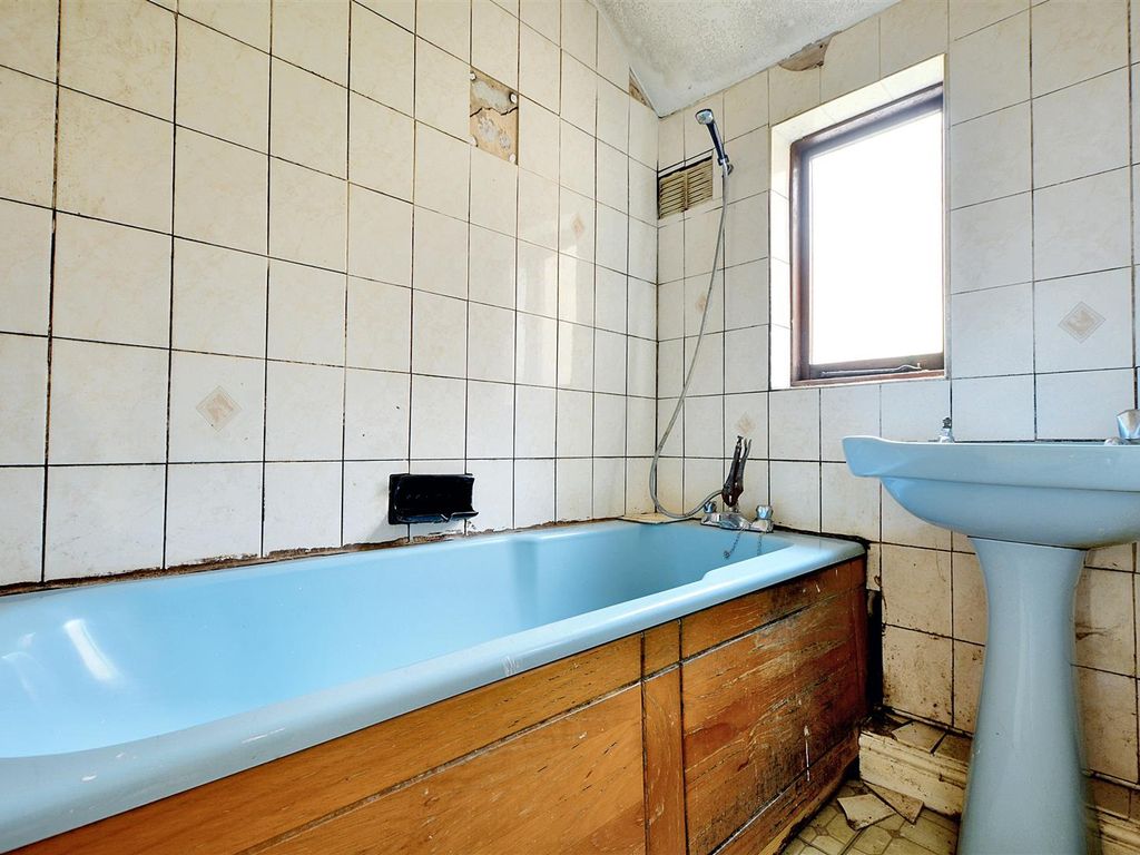 3 bed semidetached house for sale in Hawthorne Avenue, Long Eaton