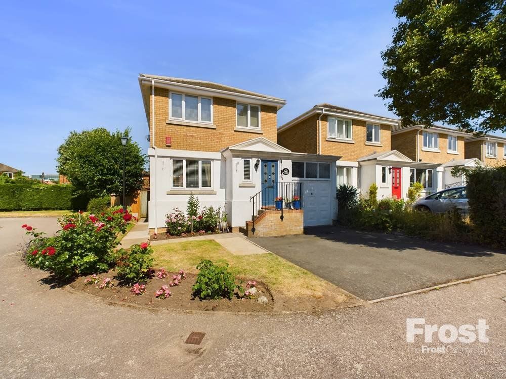 3 bed linkdetached house for sale in Simmons Place, StainesUpon