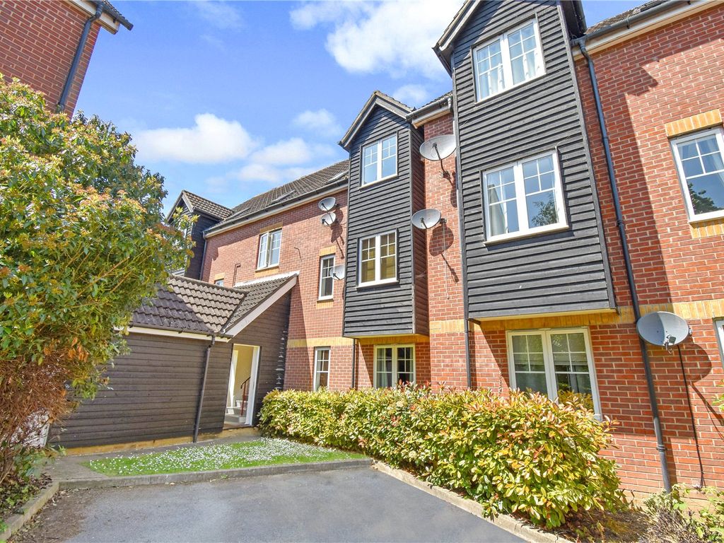 2 bed flat to rent in Gould Close, Newbury, Berkshire RG14 Zoopla