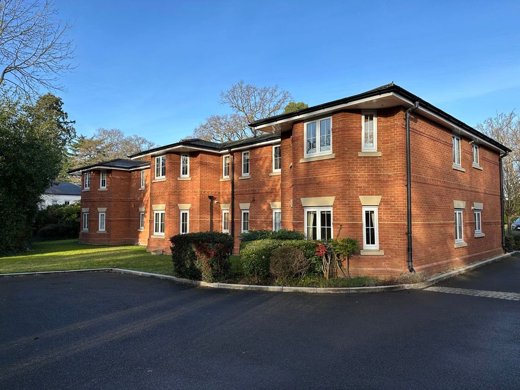 2 bed flat for sale in London Road, Sunningdale, Ascot SL5, £380,000