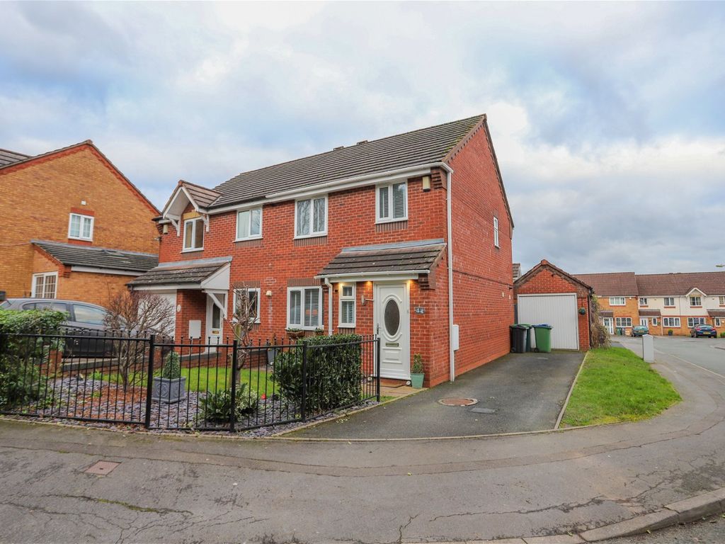 3 bed semidetached house for sale in Smith Close, Smethwick B67, £