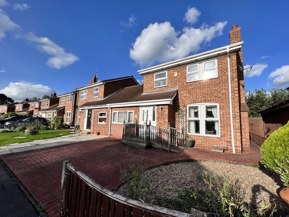 4 bed linkdetached house for sale in Villa Close, Hemingbrough, Selby
