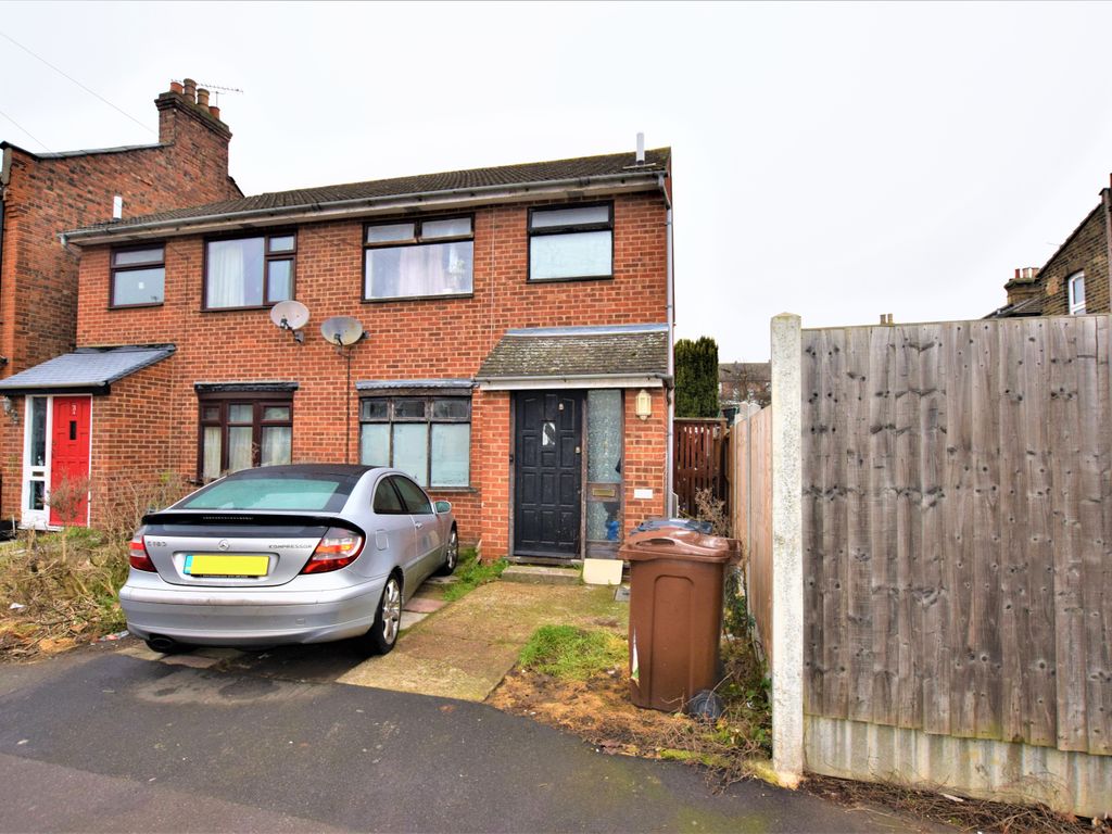 3 bed end terrace house for sale in Eric Road, Romford RM6, £350,000