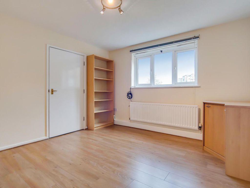2 bed flat to rent in Royal Connaught Apartments, Silvertown E16 Zoopla