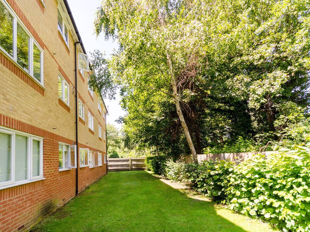 2 bed flat to rent in Woodfield Road, Hinchley Wood, Thames Ditton KT7