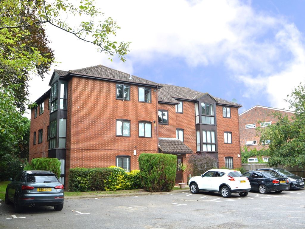 26 Castle Road, Weybridge KT13  