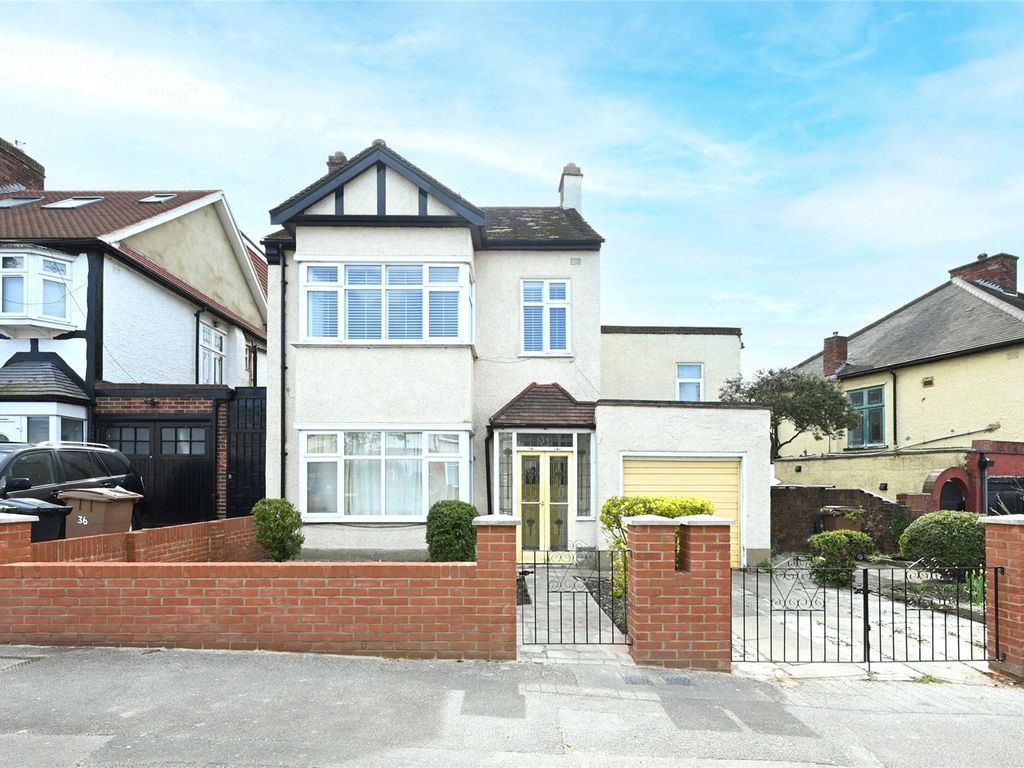 3 bed flat for sale in Upper Walthamstow Road, Walthamstow, London E17