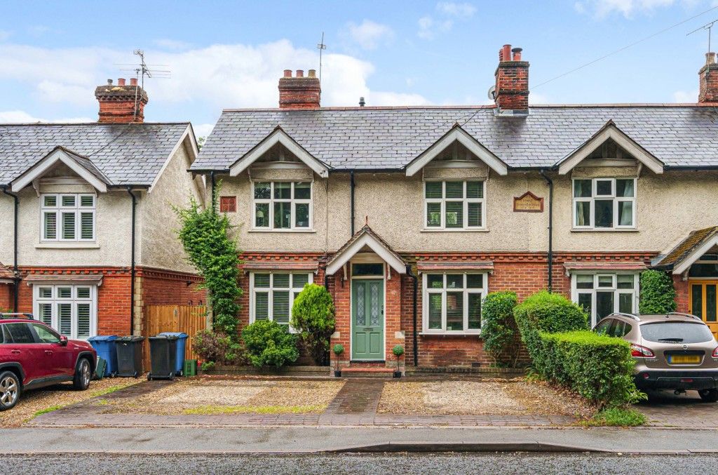 4 bed semidetached house for sale in Minley Road, Fleet, Hampshire
