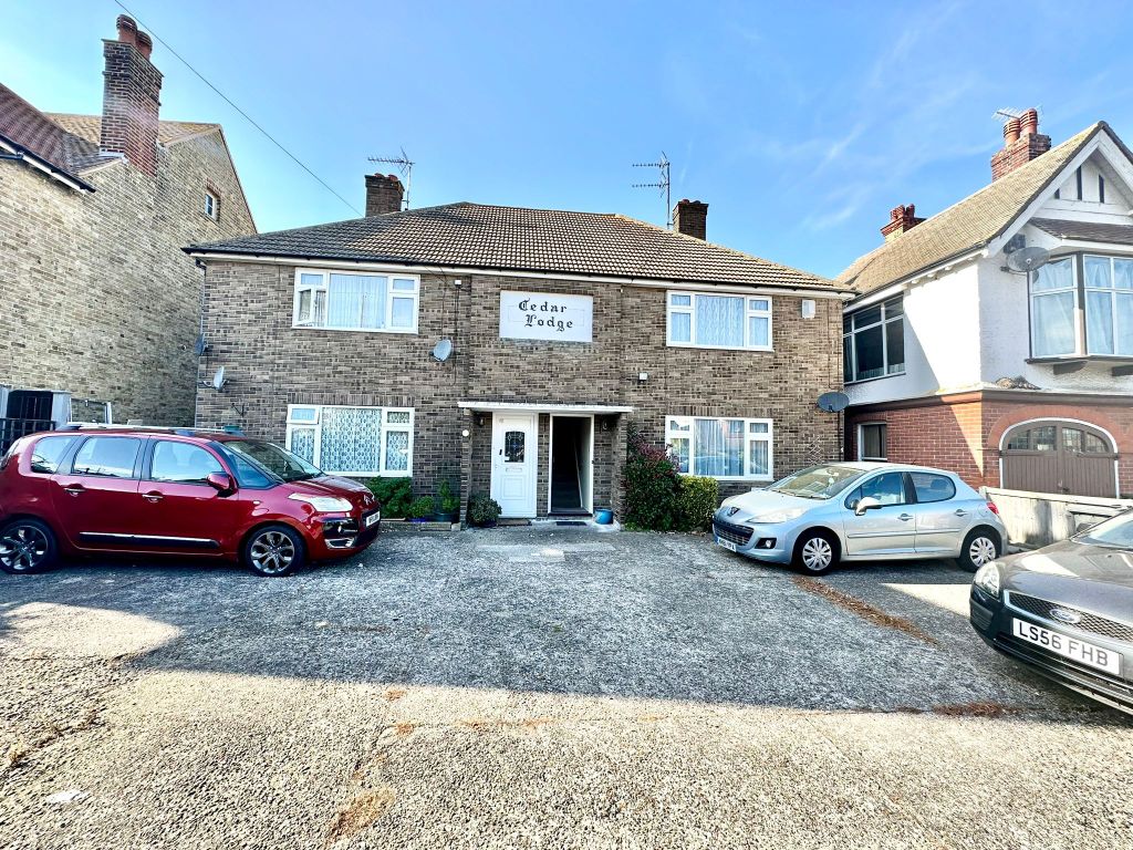 2 bed to rent in Cornwall Gardens, Cliftonville, Margate CT9