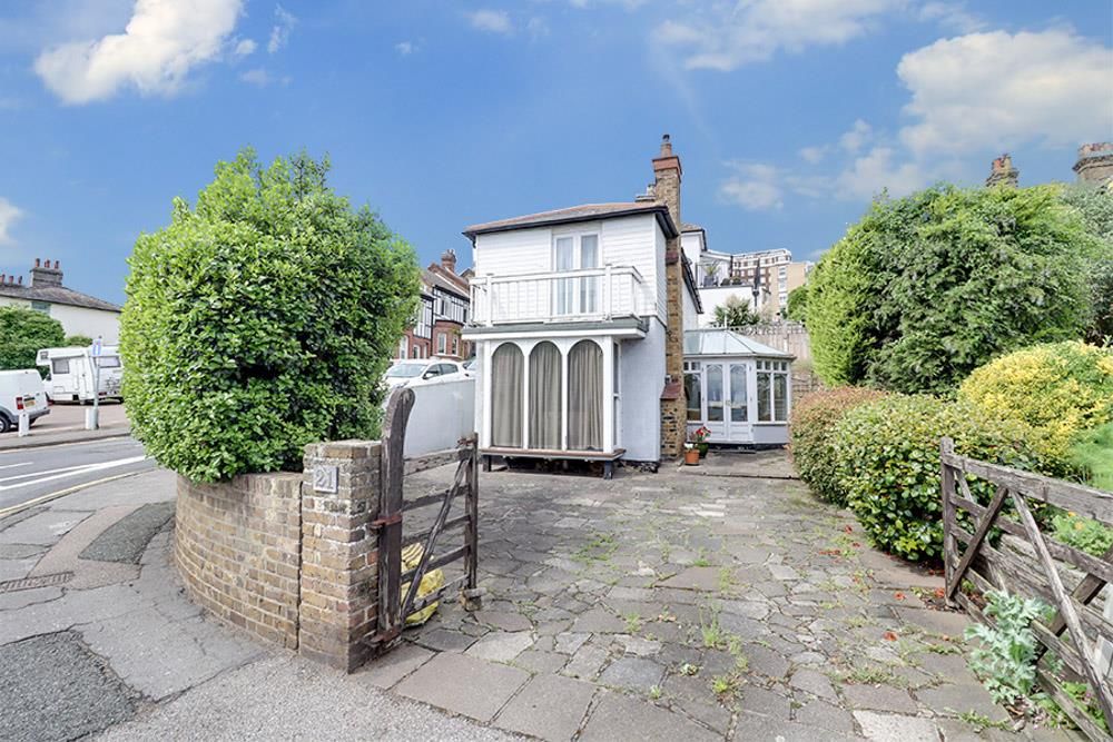 3 bed detached house for sale in New Road, LeighOnSea SS9, £550,000