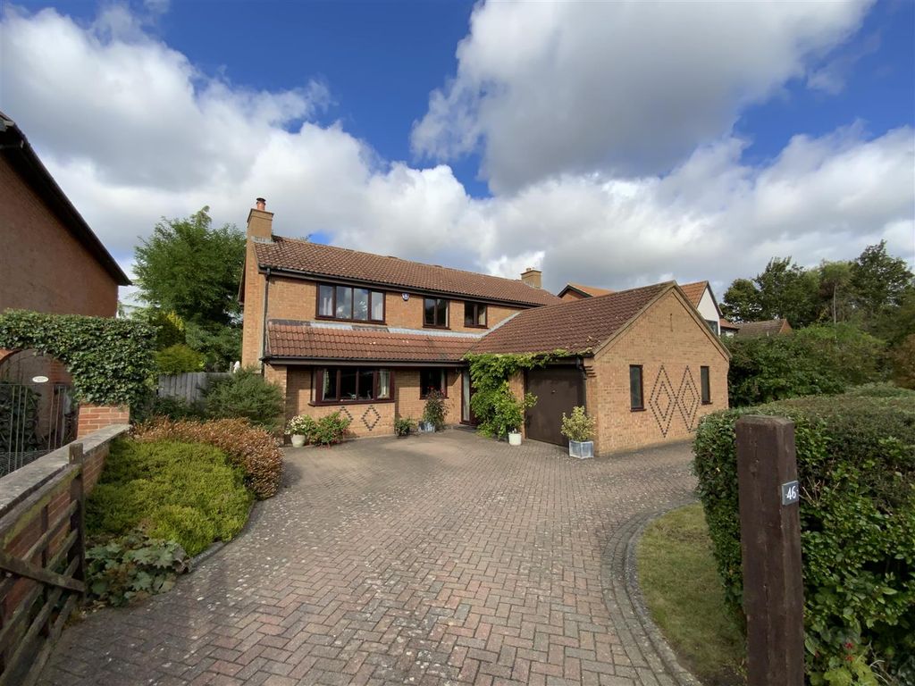 4 bed detached house for sale in Tudor Gardens, Stony Stratford, Milton