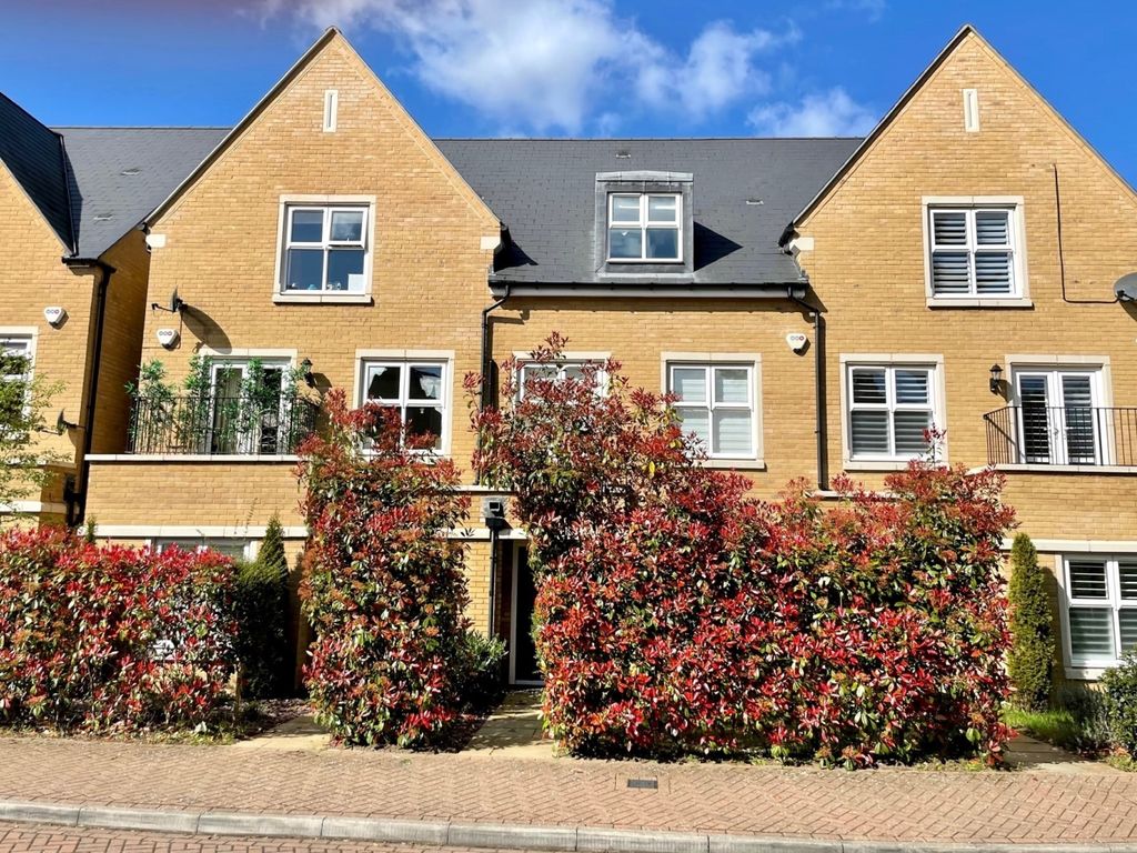 4 bed semidetached house for sale in Queenswood Crescent, Englefield