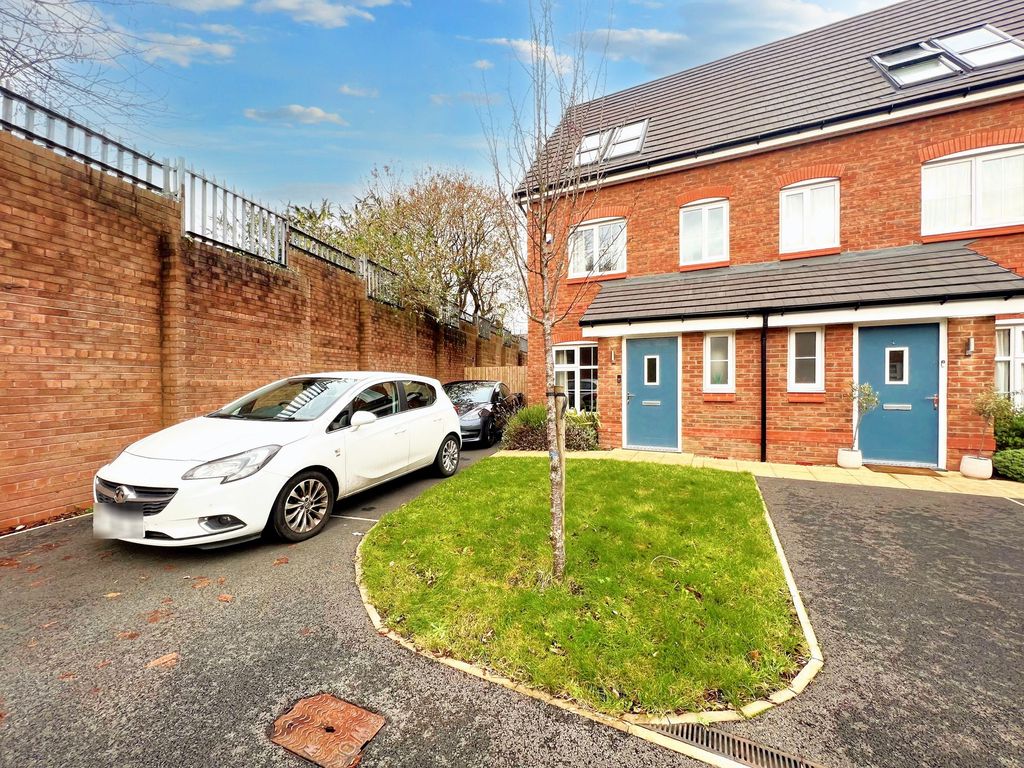 3 bed end terrace house for sale in Grantham Crescent, Eccles M30, £