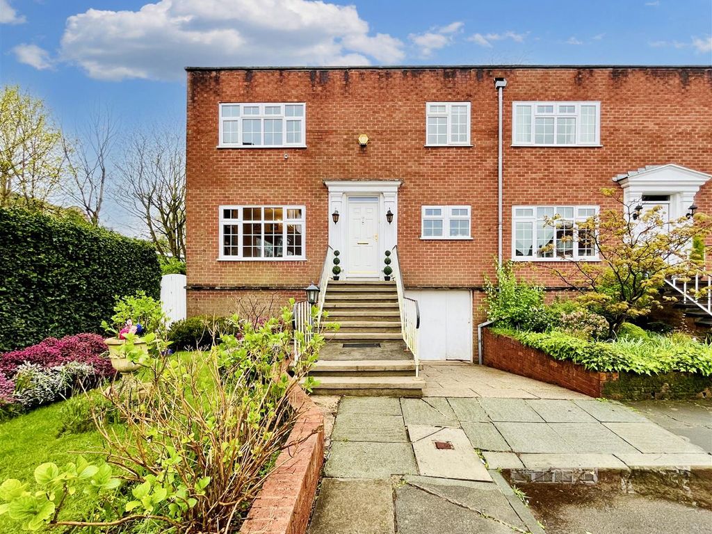 4 bed town house for sale in Parkfield Court, Parkfield Road