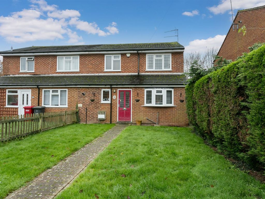 3 bed semidetached house for sale in Robinhood Close, Cippenham