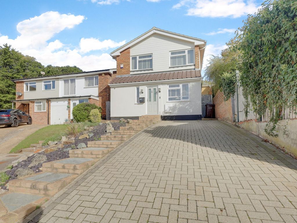 4 bed detached house for sale in The Chimes, Benfleet SS7, £500,000 Zoopla
