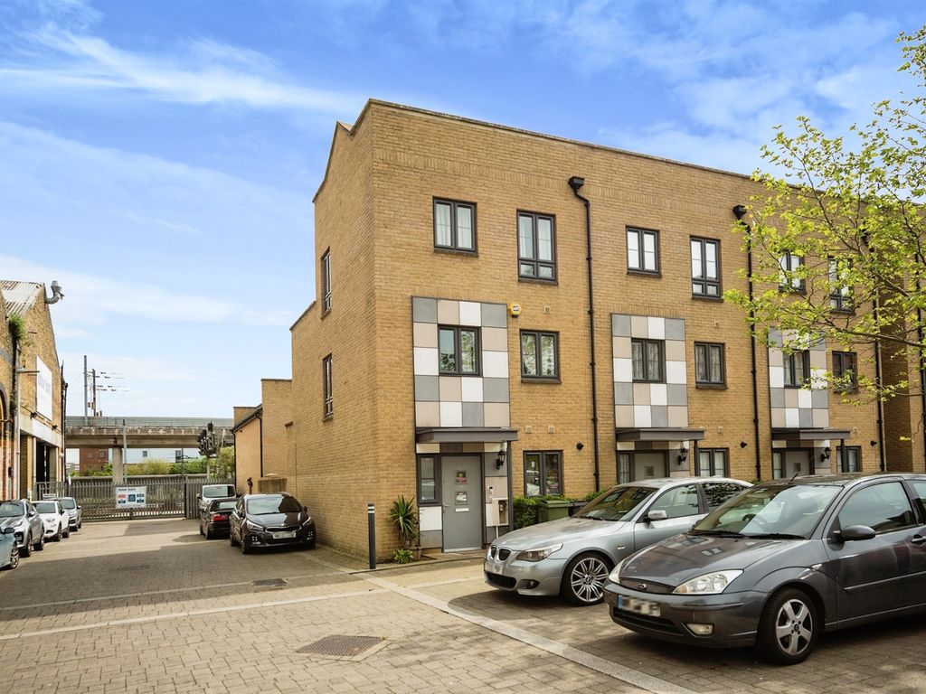 3 bed end terrace house for sale in Samuel Peto Way, Ashford TN24, £