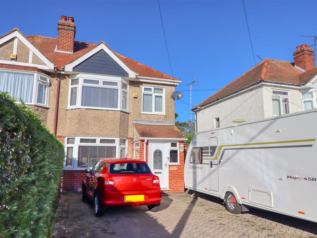 3 bed semidetached house for sale in Harwich Road, Little Clacton