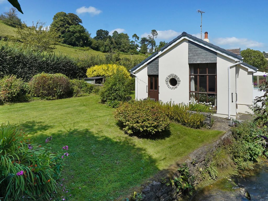 3 bed detached bungalow for sale in Tuckenhay, Totnes TQ9, £695,000