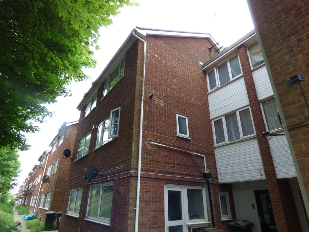 2 bed for sale in Brendon Avenue, Luton LU2, £180,000 Zoopla