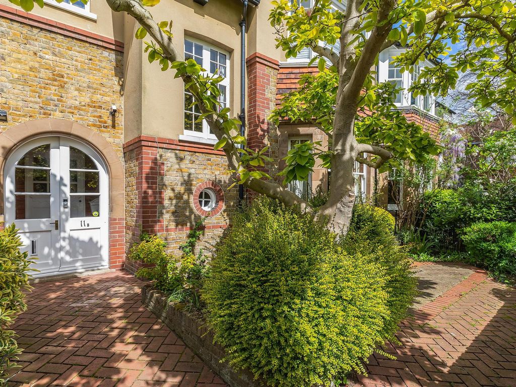 5 bed semidetached house for sale in Somerset Road, Brentford, Greater