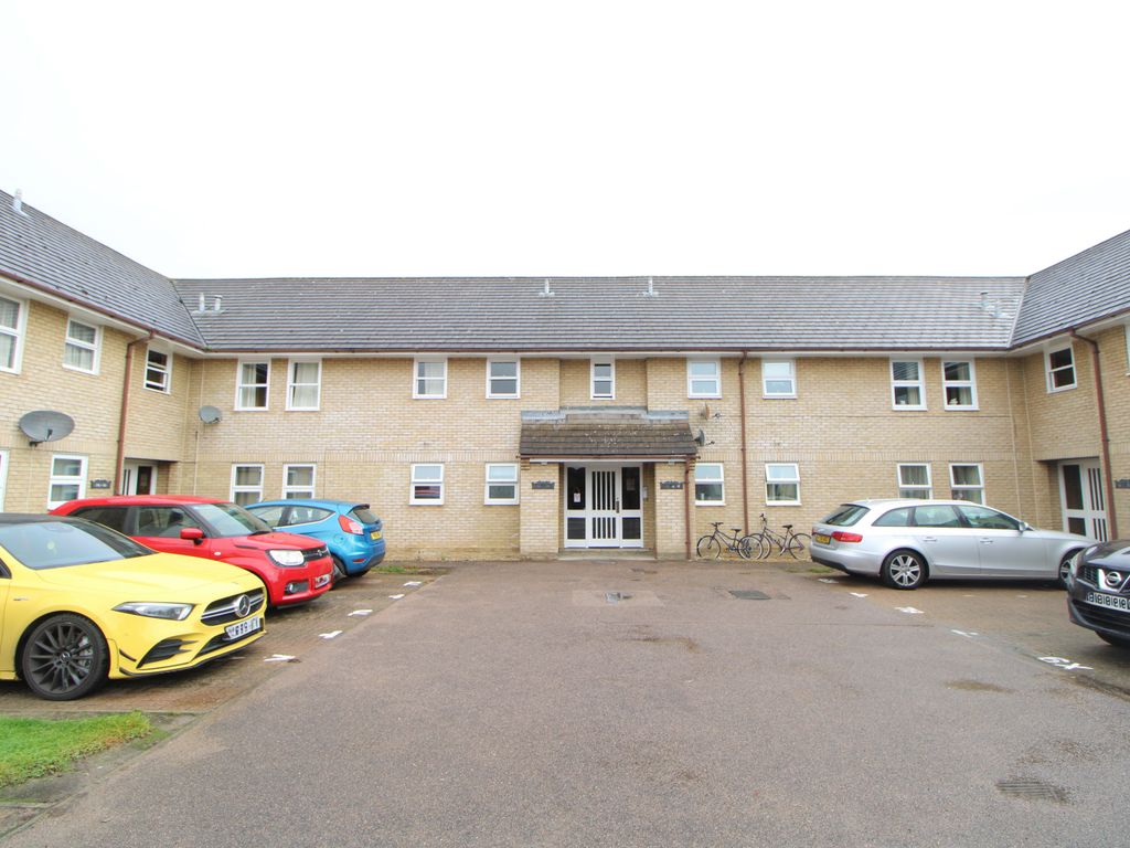 2 bed flat to rent in Hanbury Gardens, Highwoods, Colchester CO4, £