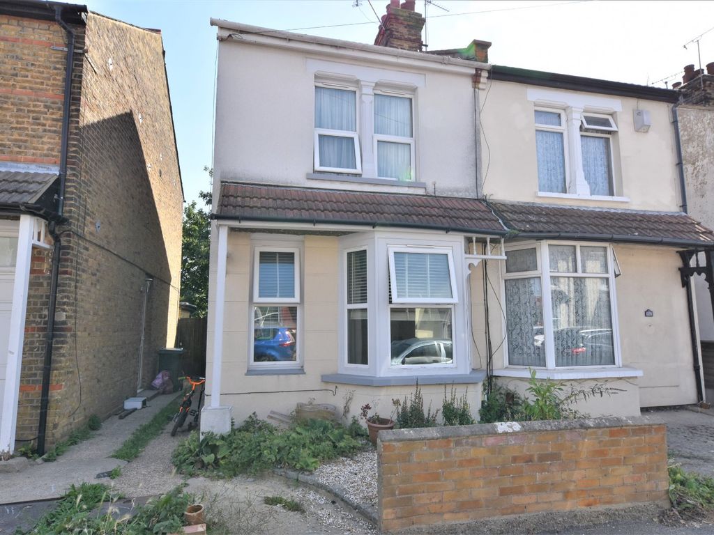 3 bed semidetached house for sale in Richmond Avenue, Shoeburyness