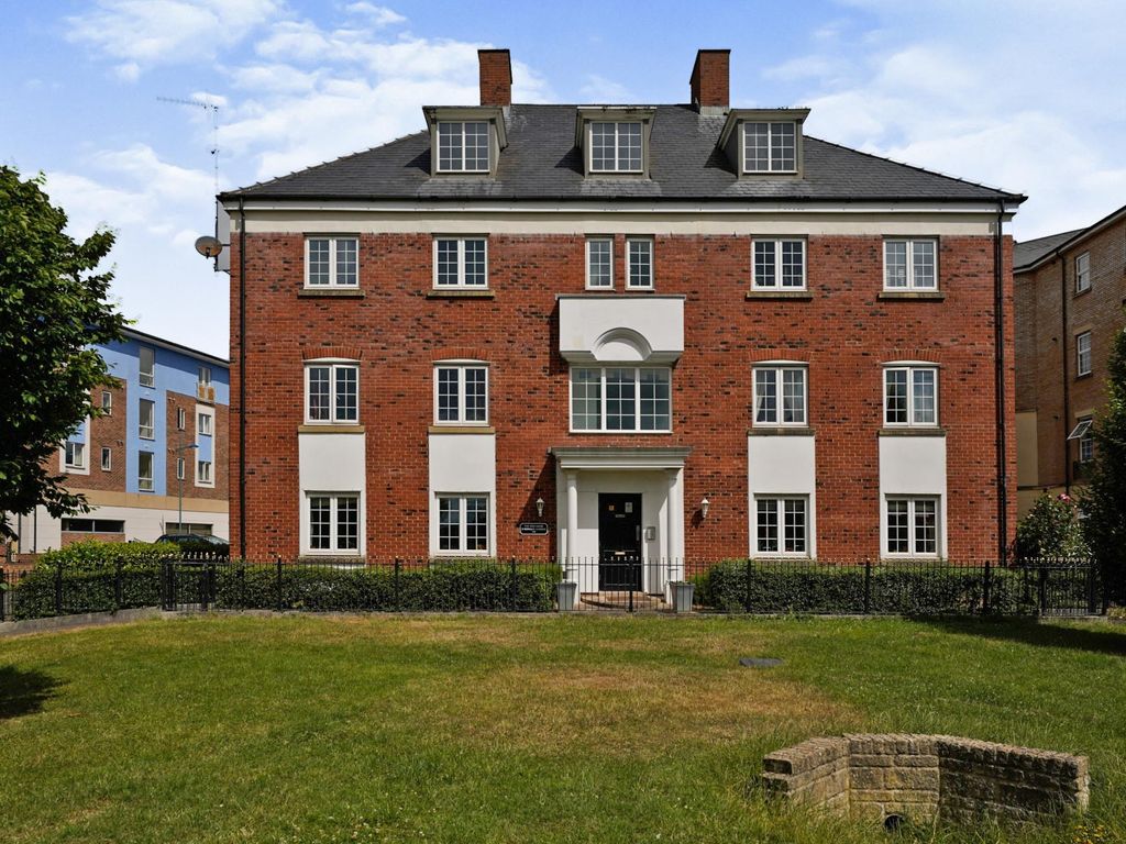 2 bed flat to rent in The Red House, Redhouse Gardens, Redhouse