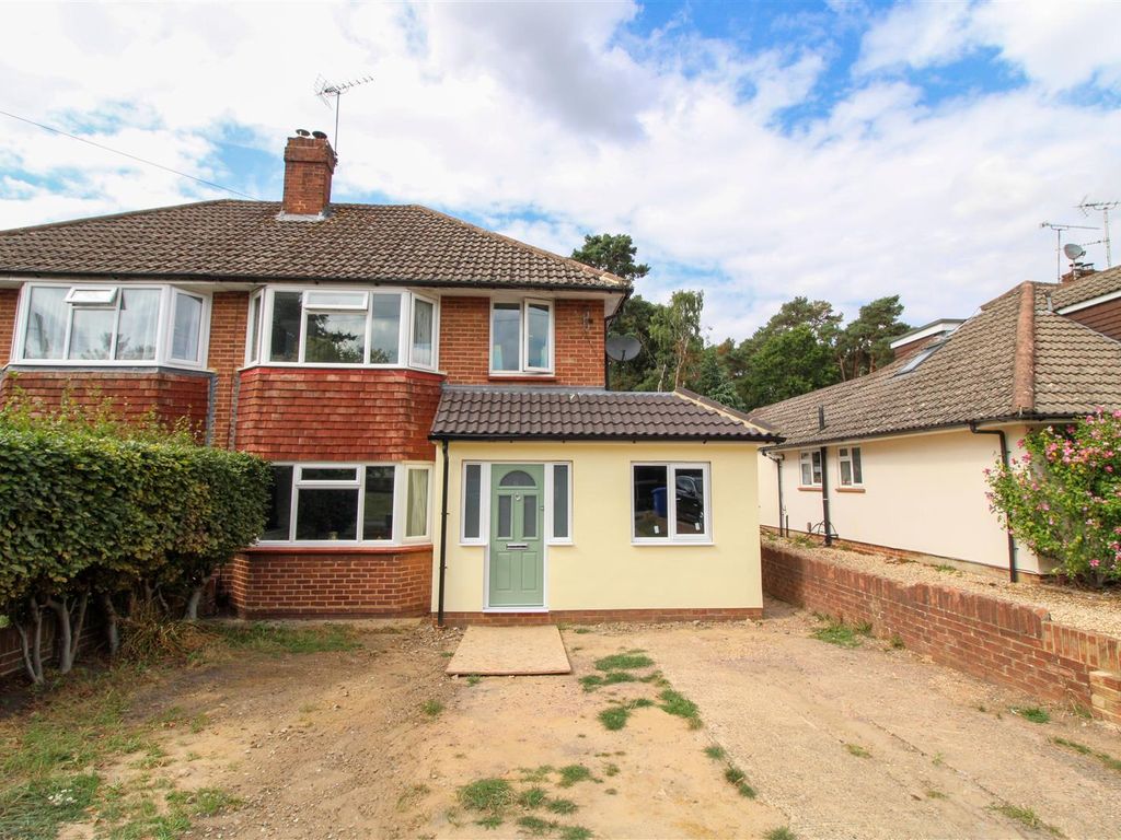 3 bed semidetached house for sale in Ferndale Road, Church Crookham