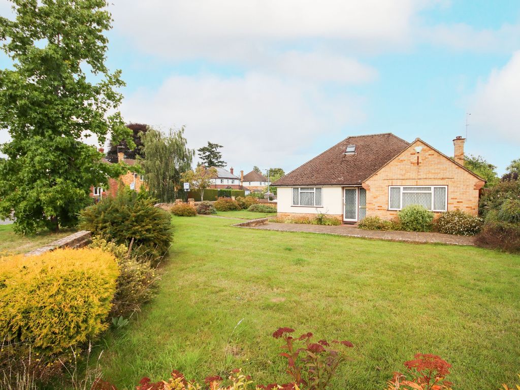 2 bed bungalow for sale in Walker Road, Maidenhead SL6, £700,000 Zoopla