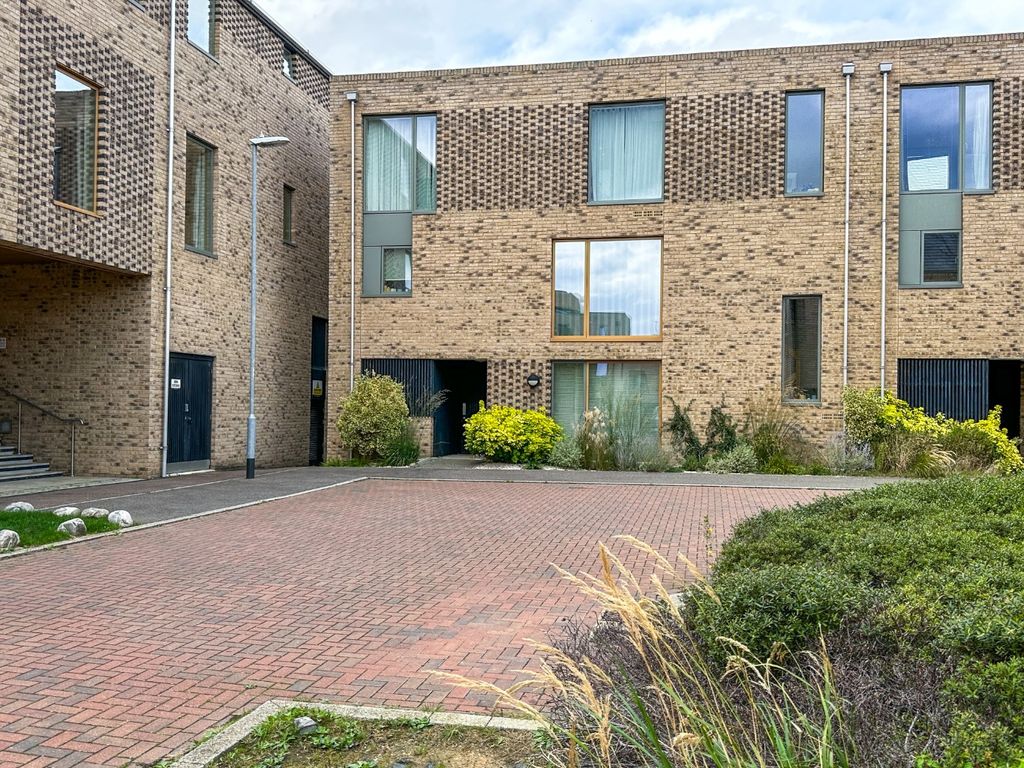 3 bed semidetached house for sale in Ellis Road, Trumpington