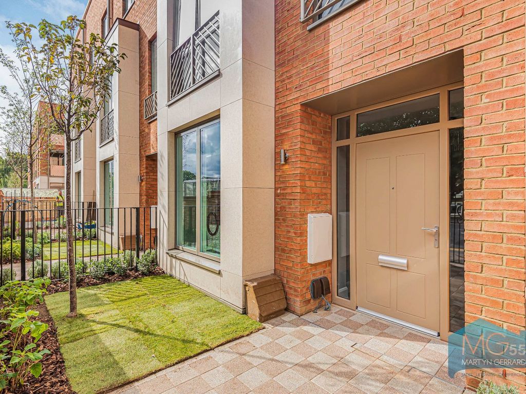 New home, 4 bed terraced house for sale in Oakwood Crescent, Muswell